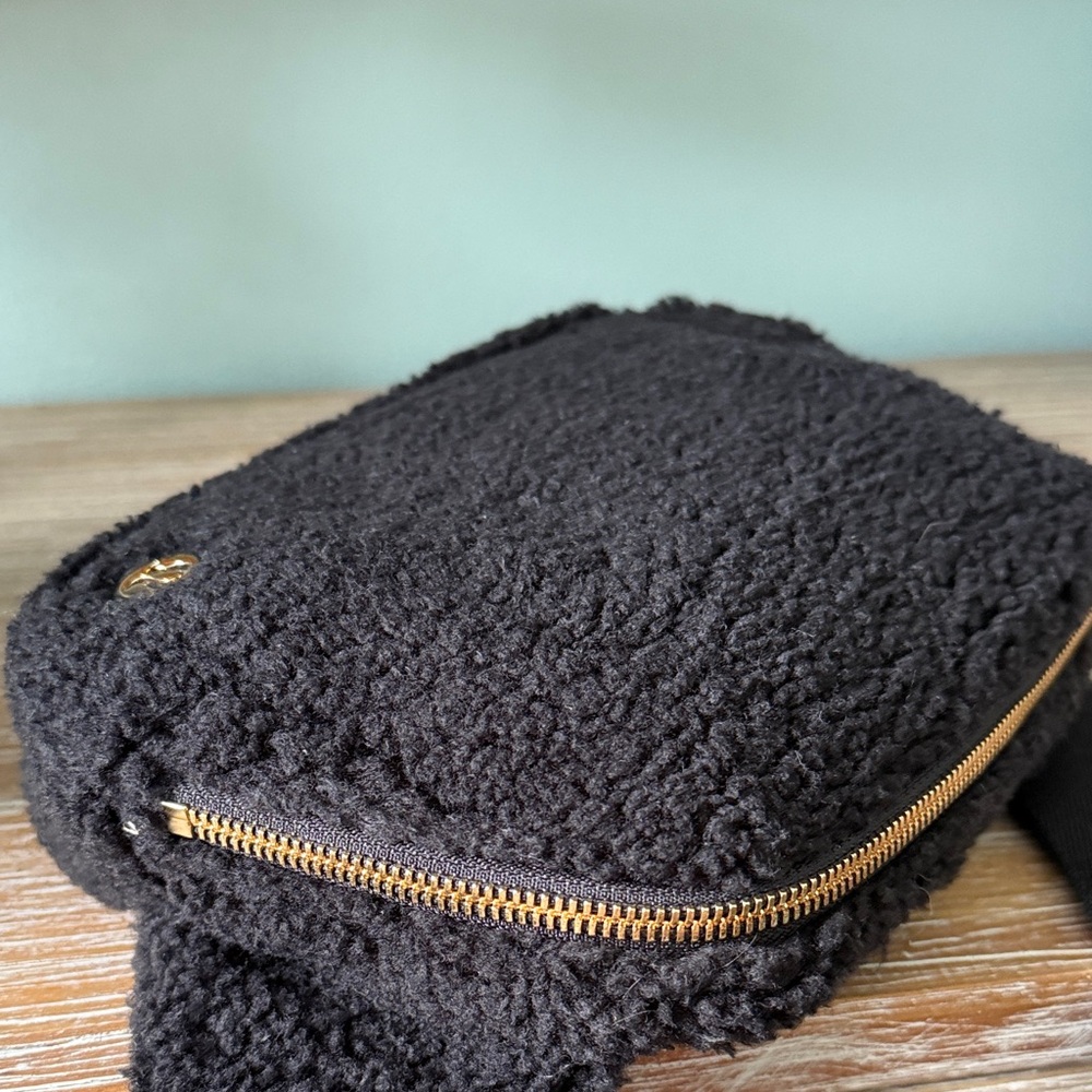 lululemon athletica Black Fleece Crossbody Bag New - Picture 3 of 4